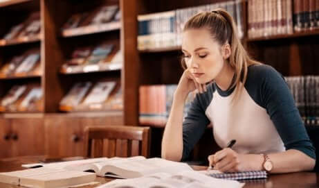 Une femme à la bibliothèque.