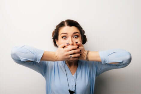 Une femme qui se cache la bouche.