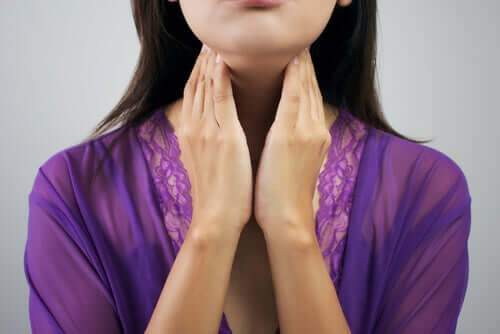 Une femme avec un problème de la thyroïde.