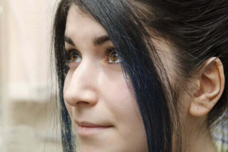 Visage d'une jeune femme de profil.