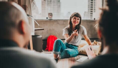 Une femme qui parle.