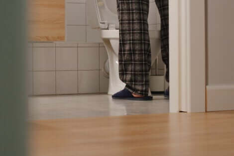 Les jambes d'un homme aux toilettes.