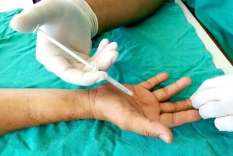 Injection dans un doigt à ressaut.