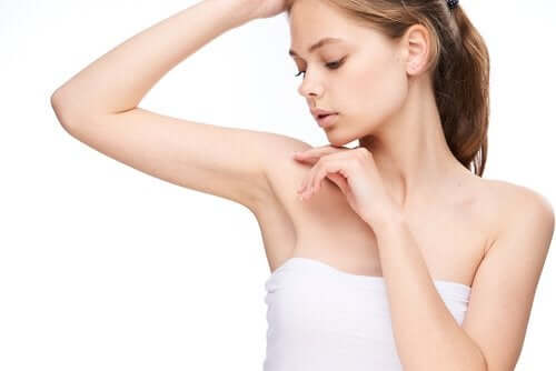 Abcès aux aisselles : causes, symptômes et traitement