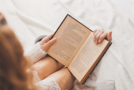 Une femme qui lit.