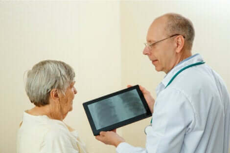 Consultation d'une femme âgée pour une radiographie des poumons. 