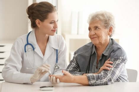 Examen médical d'une femme âgée. 