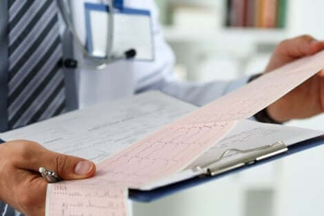 Un médecin qui analyse un électrocardiogramme.