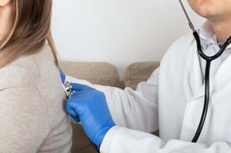 Une auscultation du médecin.