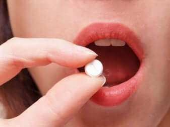 Prise de médicament par voie orale. 