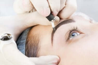 Le microblading sur les sourcils.