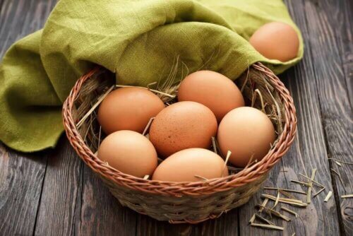 Un panier avec des oeufs.