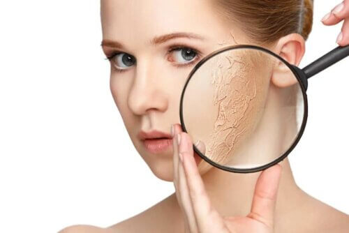 Examiner la peau sèche à la loupe.