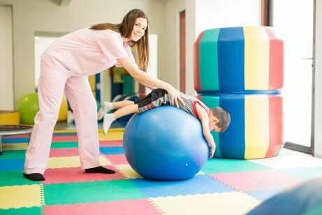 Une physiothérapeute avec un enfant.