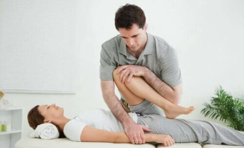 Un physiothérapeute et son patient.