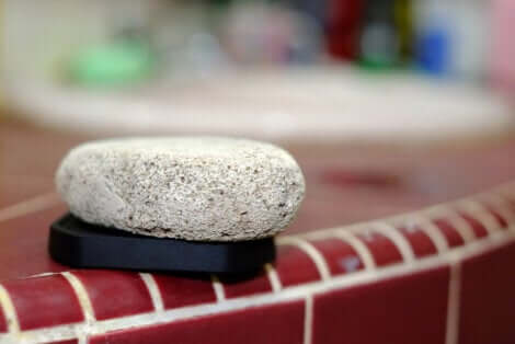 Une pierre ponce dans une salle de bain.