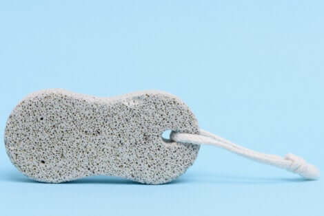 Une pierre ponce sur fond bleu.