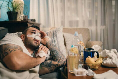 Un homme qui se repose après une opération du nez.