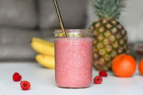 Smoothie aux fruits rouges.