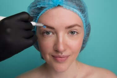 Les sourcils après le microblading.