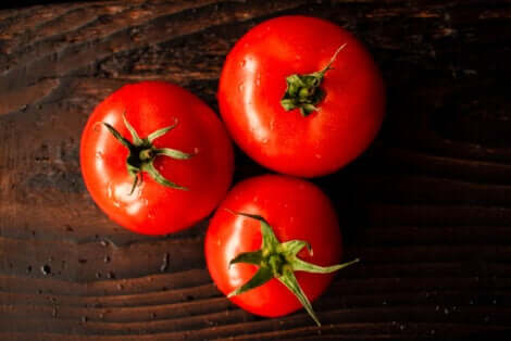 Trois belles tomates.
