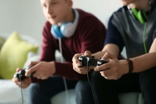 Deux adolescents jouant aux jeux vidéo.