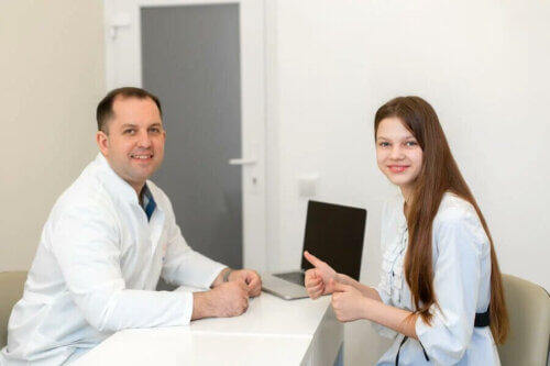 Une adolescente et un médecin.