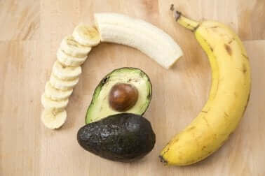 Une banane et un avocat.