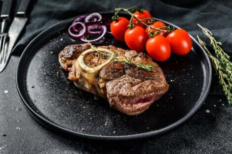 Viande de bœuf grillée avec des tomates. 