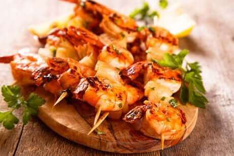 Des brochettes de poisson et de crustacés.