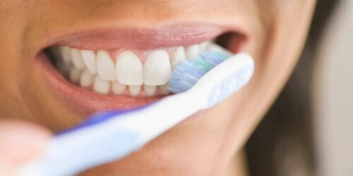 Une femme se brosse les dents.