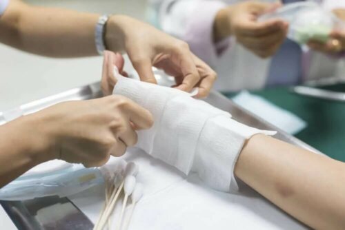 Un patient brûlé grièvement a besoin de soins rapides.
