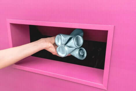 Des canettes en aluminium.