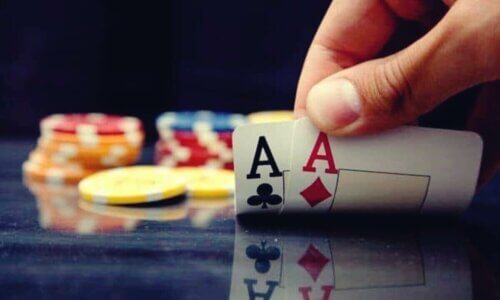 Une personne retourne des cartes.