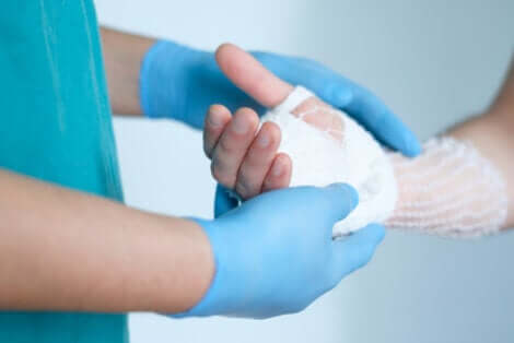 Un chirurgien qui examine une main opérée de brachydactylie.