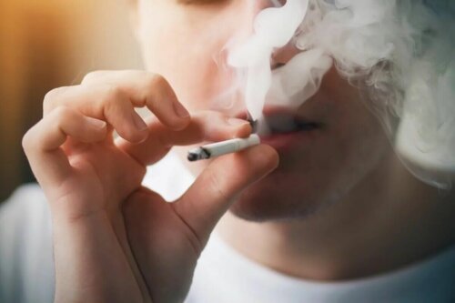 Un fumeur avec une cigarette.