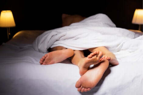 Intimité d'un couple dans un lit.