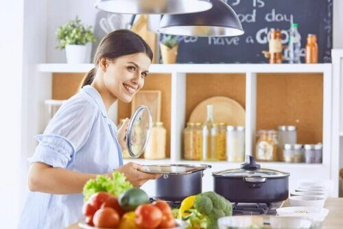 Une femme qui cuisine.