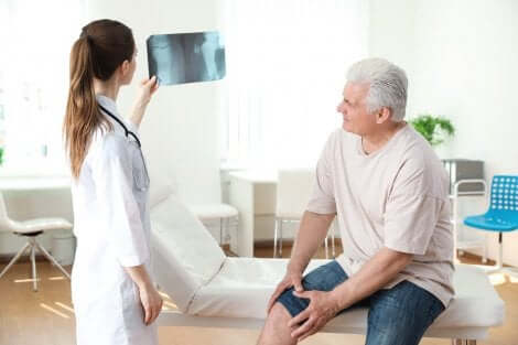 Un médecin diagnostique l'hyperextension du genou.