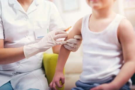 Vaccination d'un enfant.