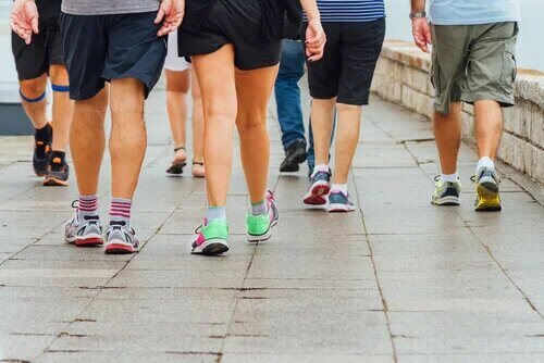 Faire de l'exercice et marcher peut aider les jambes gonflées par la chaleur.