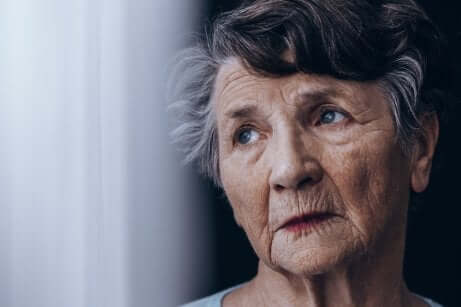 Le visage d'une femme âgée. 