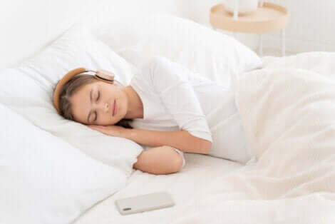 Une femme qui dort en écoutant le bruit blanc.