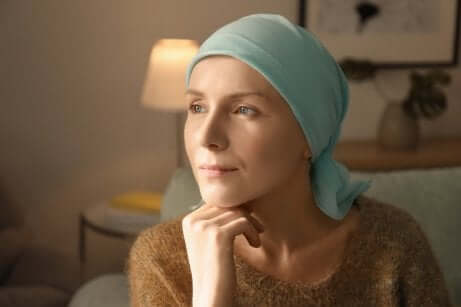Une femme malade avec un foulard sur la tête.