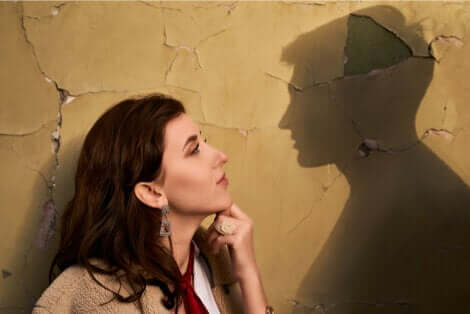 Une femme qui regarde l'ombre d'un homme. 