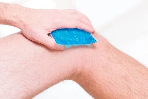Application de glace sur le genou. 