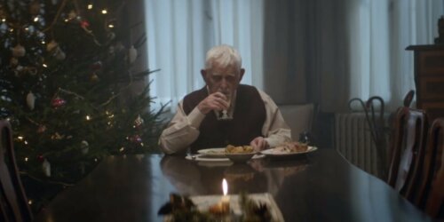 Un homme âgé qui mange seul.