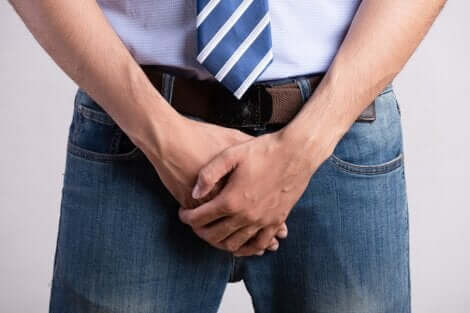 Un homme avec un problème intime.