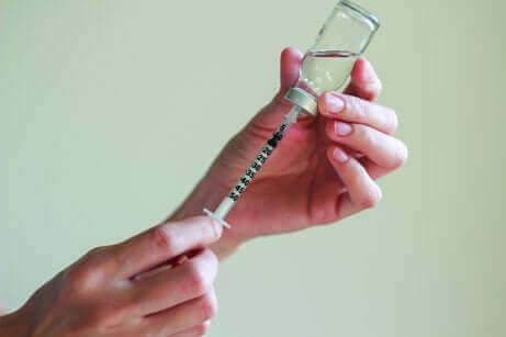 Une personne prépare une injection.
