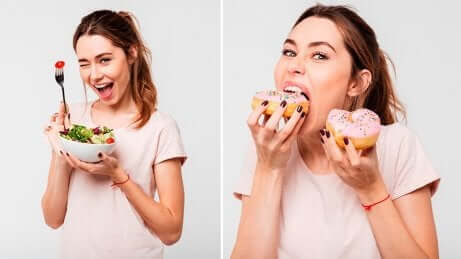 La même femme qui mange une salade et des donuts sur 2 photos différentes.